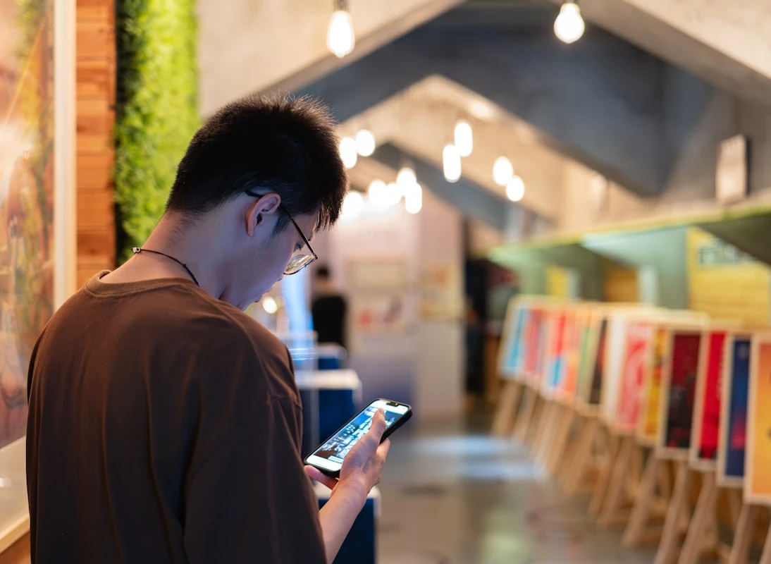 Mengapa Komunitas Online Menjadi Ruang Sosial Baru Anak Muda